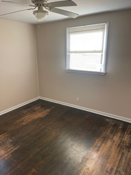 Building Photo - 1190 Rossview Rd