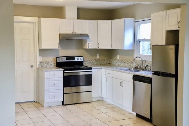 Building Photo - Recently Remodeled 3 bedroom 2 bath Home - Close to State Capitol - On BUS LINE