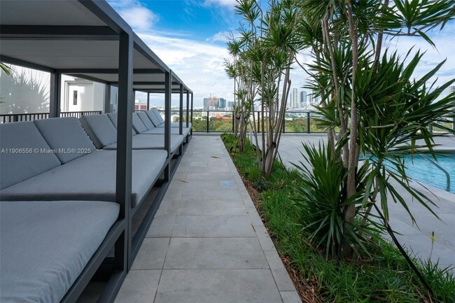 Building Photo - 1600 NE 1st Ave