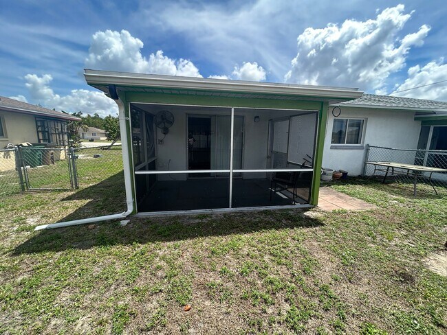 Building Photo - 1228 SE 24th Ave