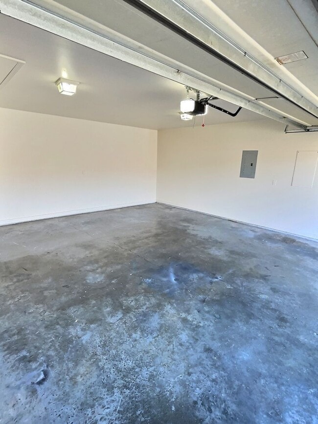 Building Photo - 3/2 Fireplace, 2 Car Garage St. Martin Schools