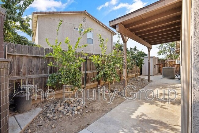 Building Photo - 3835 E Oak Ave