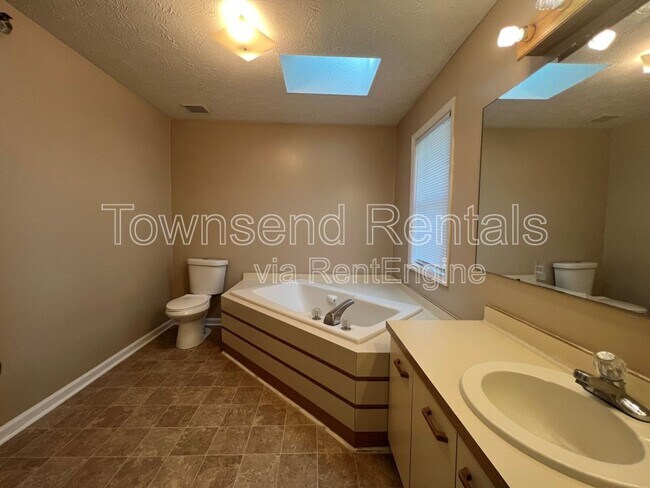 Building Photo - 950 Stewarts Creek Dr