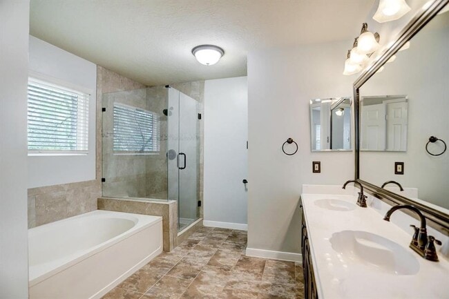 Building Photo - 2 Firewillow Pl