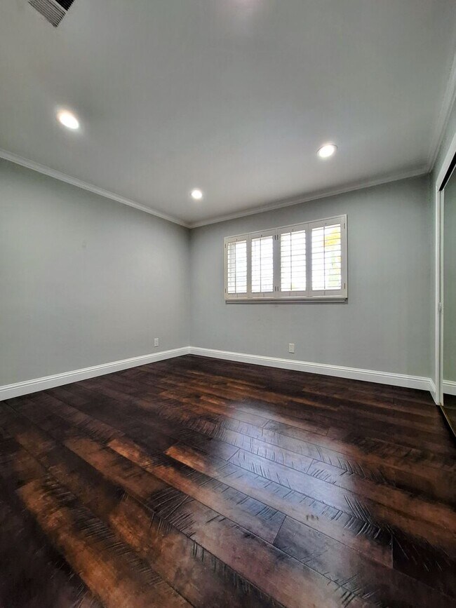 Building Photo - Beatifully Remodeled 3bd Single Story Hous...