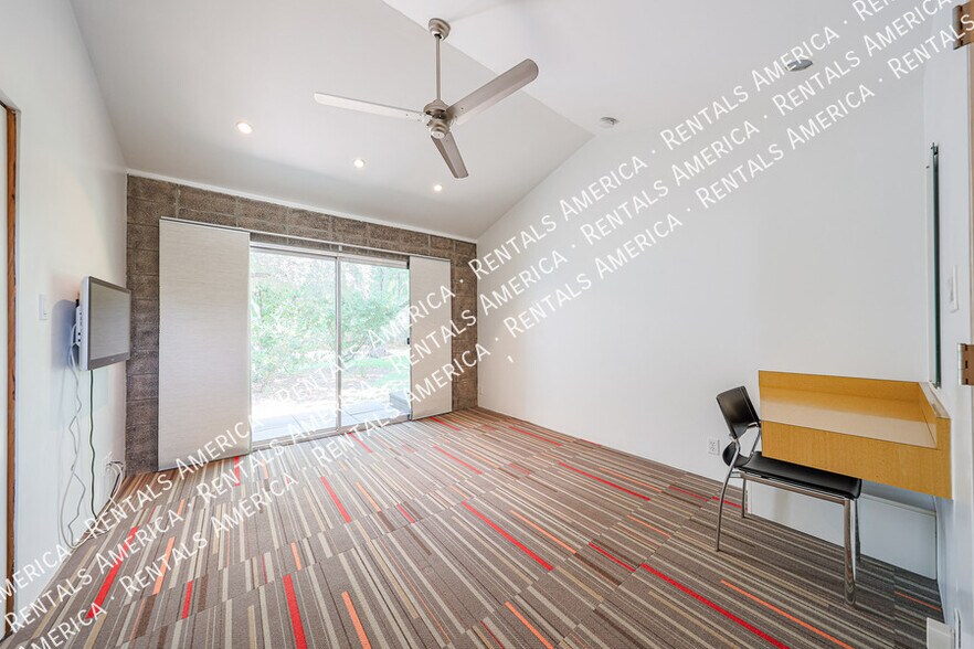 Building Photo - 3237 E Meadowbrook Ave