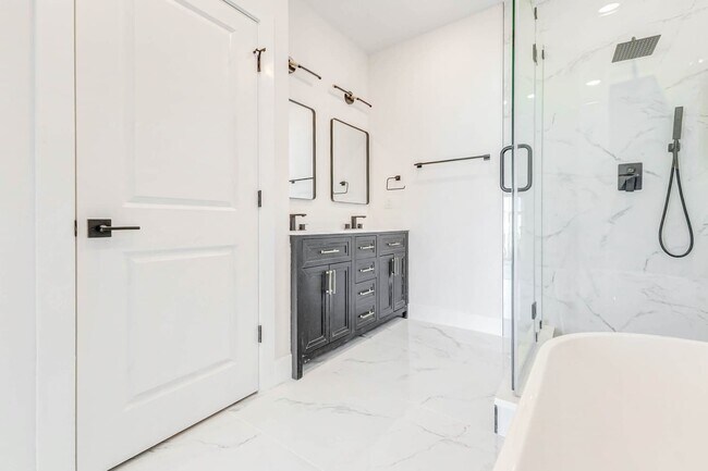 Building Photo - 5636 Dolores St