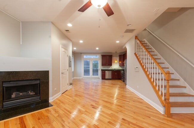 Building Photo - Beautiful Three Bed, Two Bath Townhome in ...