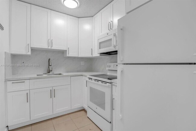 Building Photo - 4590 SW 67th Ave