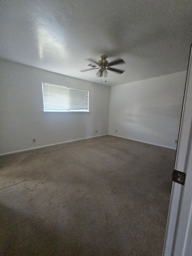 Building Photo - 3 BR 2 BA Available Now