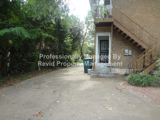 Building Photo - Quaint 1 Bed/1 Bath Apartment