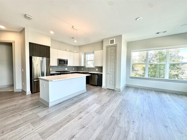 Primary Photo - 401 W 25th St