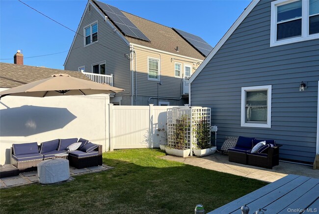 Building Photo - 433 W Park Ave