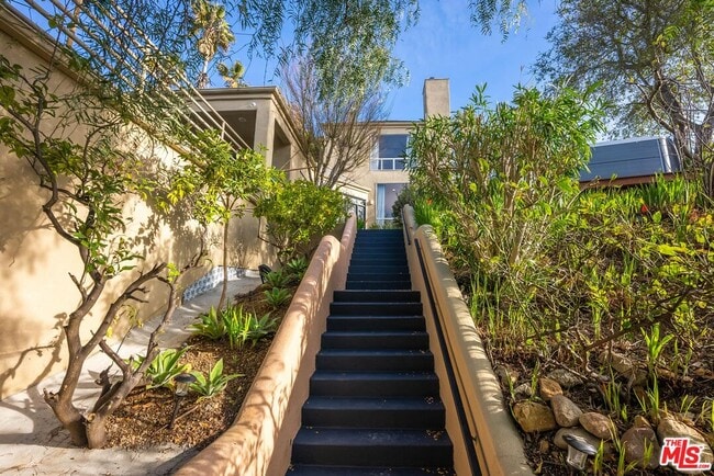 Building Photo - 4350 Hillview Dr