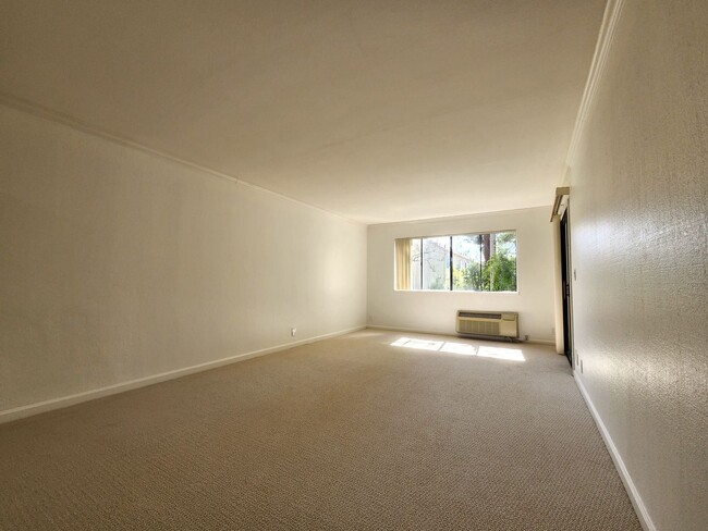 Building Photo - 1 Bedroom 1 Bath Remodeled Condo Available...