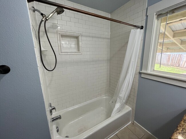 Building Photo - Charming 2 Bed 1 Ba House in Gladstone - Garage, Washer and Dryer, Landscaping Including!