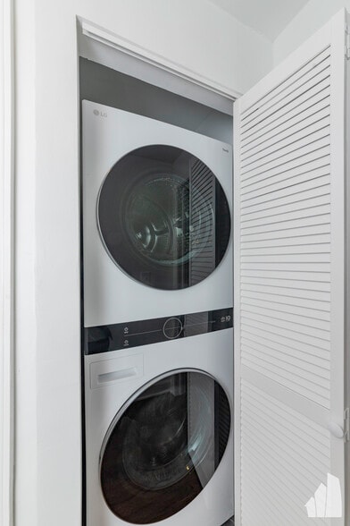 Building Photo - 1426 N Greenview Ave