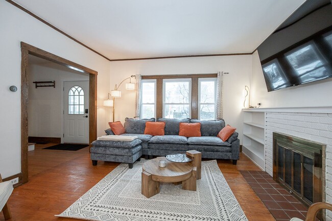 Building Photo - 3 BED 1 BATH SINGLE FAMILY HOME IN BEAUTIFUL LAKEWOOD!