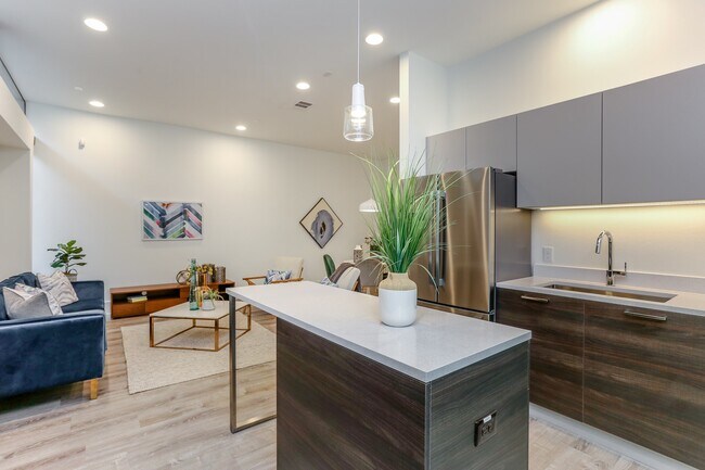 Building Photo - 3404 Saltus St