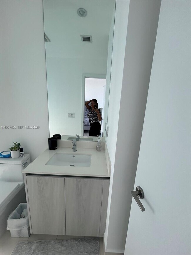 Building Photo - 480 NE 31st St