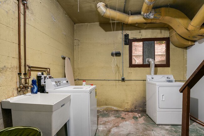 Building Photo - $2000 OFF 1 Months Rent with a Lease Start...
