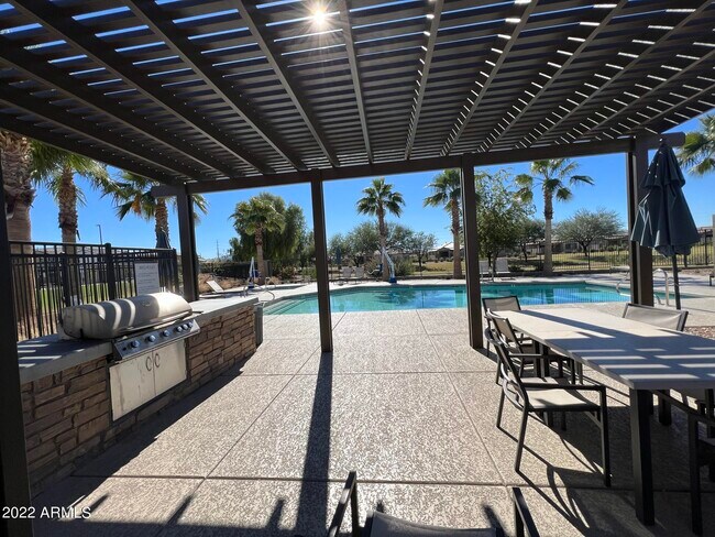 Building Photo - 746 E Doral Ave