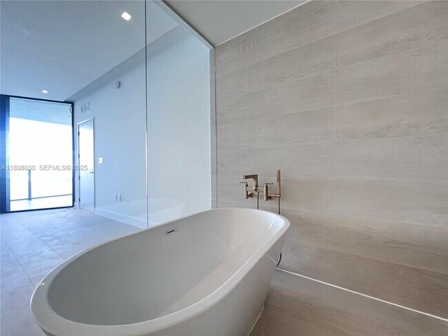 Building Photo - 700 NE 24th St