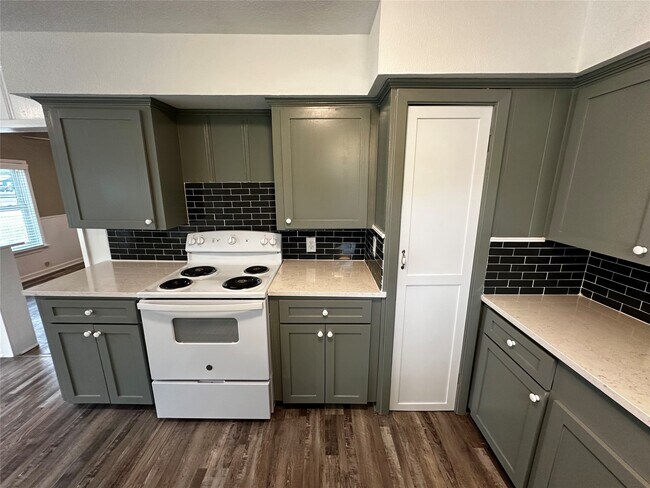 Building Photo - 318 Melton St