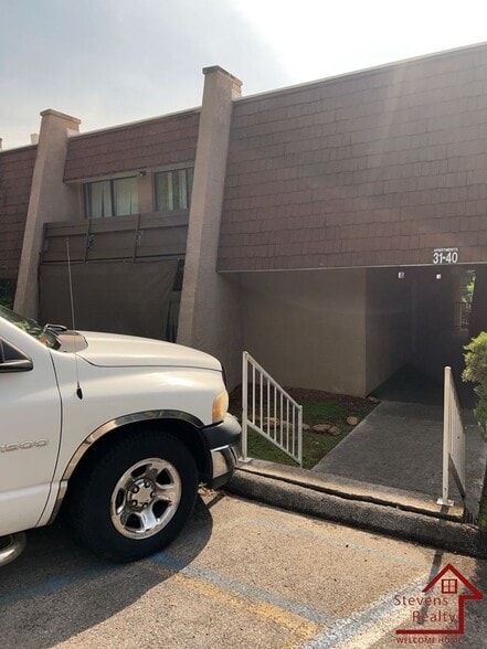 Building Photo - 915 S Seminole Dr