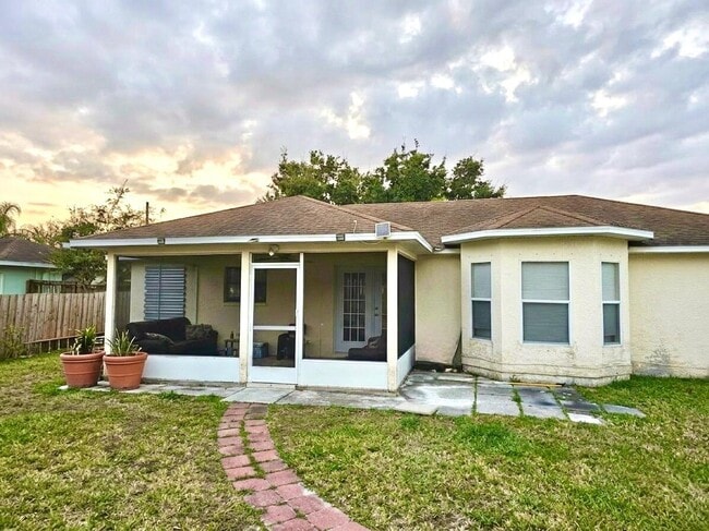 Building Photo - 2249 SE Glover St