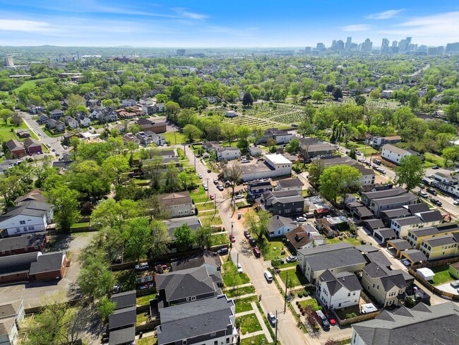 Building Photo - Beautiful Home in Nashville!