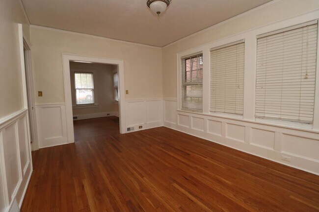 Building Photo - Live just minutes from USC, Five Points, a...