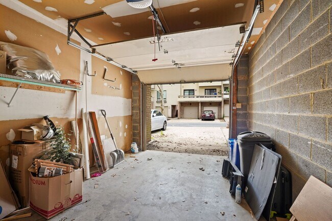 Building Photo - Modern Comfort in Sought-After Gaithersburg
