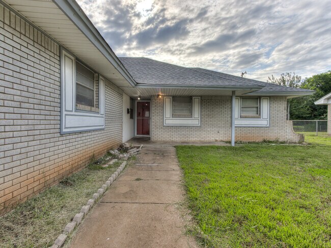 Building Photo - 2008 Connie Dr