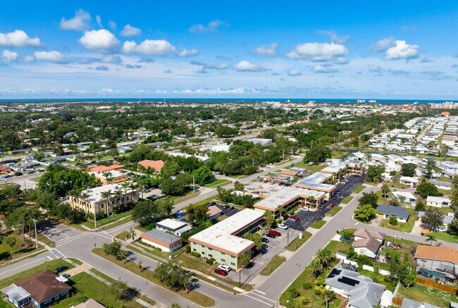 Building Photo - GORGEOUS FULLY RENOVATED 1st FLOOR 2 BEDROOM 1 BATHROOM CONDO LOCATED JUST 5 MINUTES FROM VENICE ...