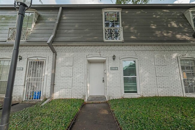Primary Photo - 7805 Rue St Cyr St