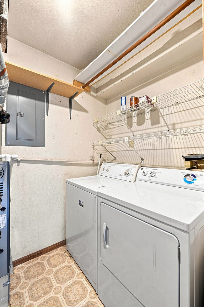 Building Photo - 6242 Willow Ln