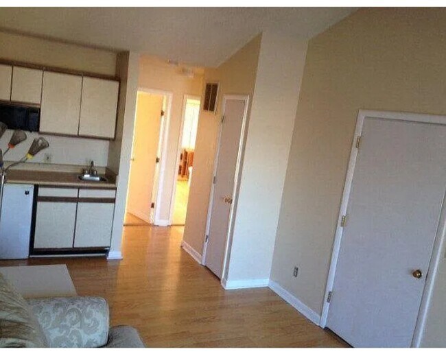 Building Photo - 1346 Bradley Dr