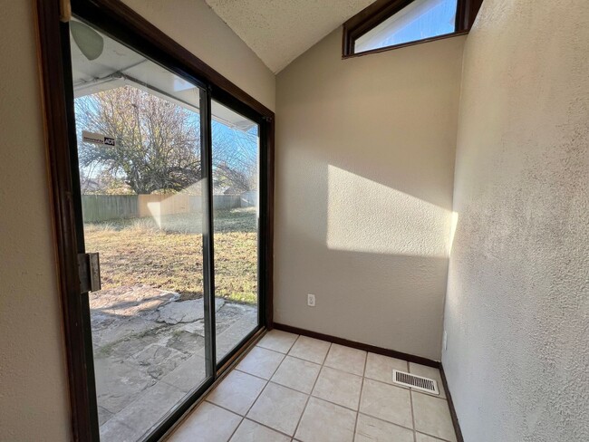 Building Photo - ?Cozy North OKC home with fireplace ?