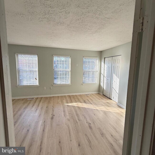 Building Photo - 2423 W Rosecroft Village Cir