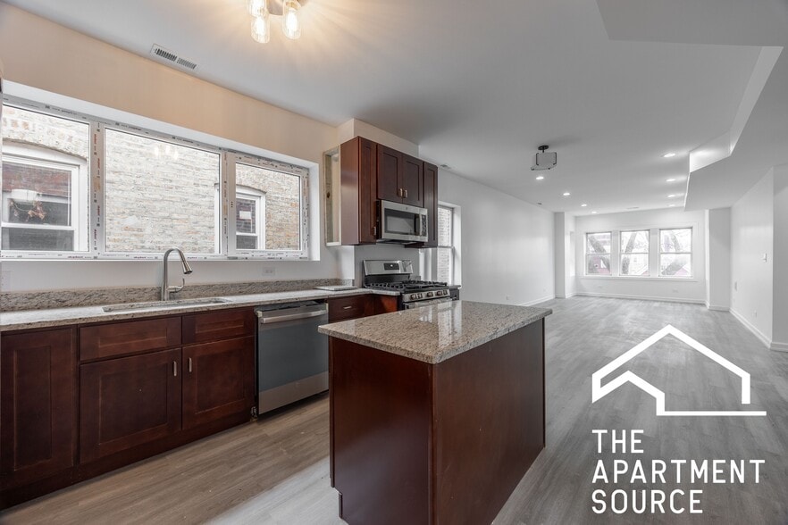 Building Photo - 1014 N Hamlin Ave