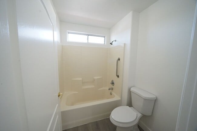 Building Photo - SHOWINGS AVAILABLE NOW