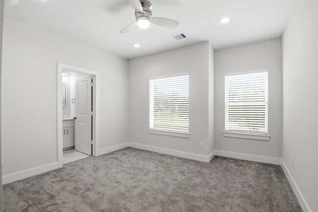 Building Photo - 727 S Victory Dr