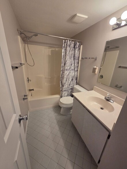 Guest bathroom - 232 Pebble Beach Blvd