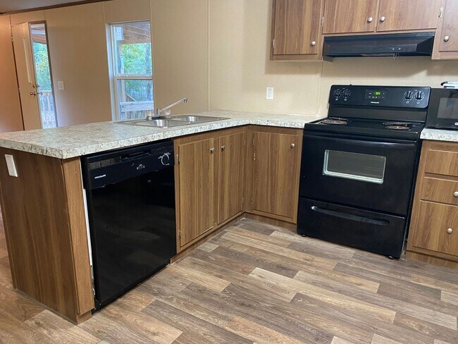 Building Photo - 2 Bedrooms, 2 Bathrooms - Home in Cedar Bluff!