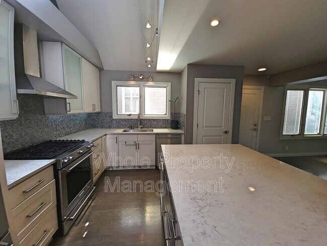 Building Photo - 434 Emerson St