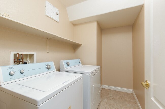 Building Photo - LARGE 3 BED, 2.5 BATH TOWNHOME IN GATED ALIANTE POOL COMMUNITY