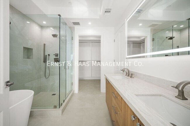 Building Photo - 1724 Bluff Pl