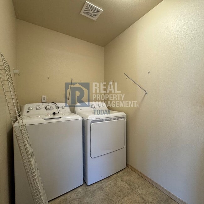 Building Photo - Great 3 Bedroom with 2 Car Garage + Fenced...