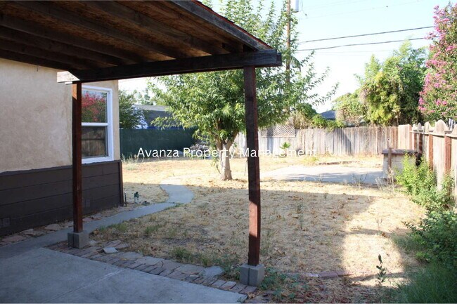 Building Photo - Fresno Mayfair District - 4 Bedroom Home  1 Year Lease